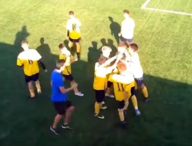 16χρονος σουτάρει και βάζει γκολ από τα... 60μέτρα! (βίντεο)